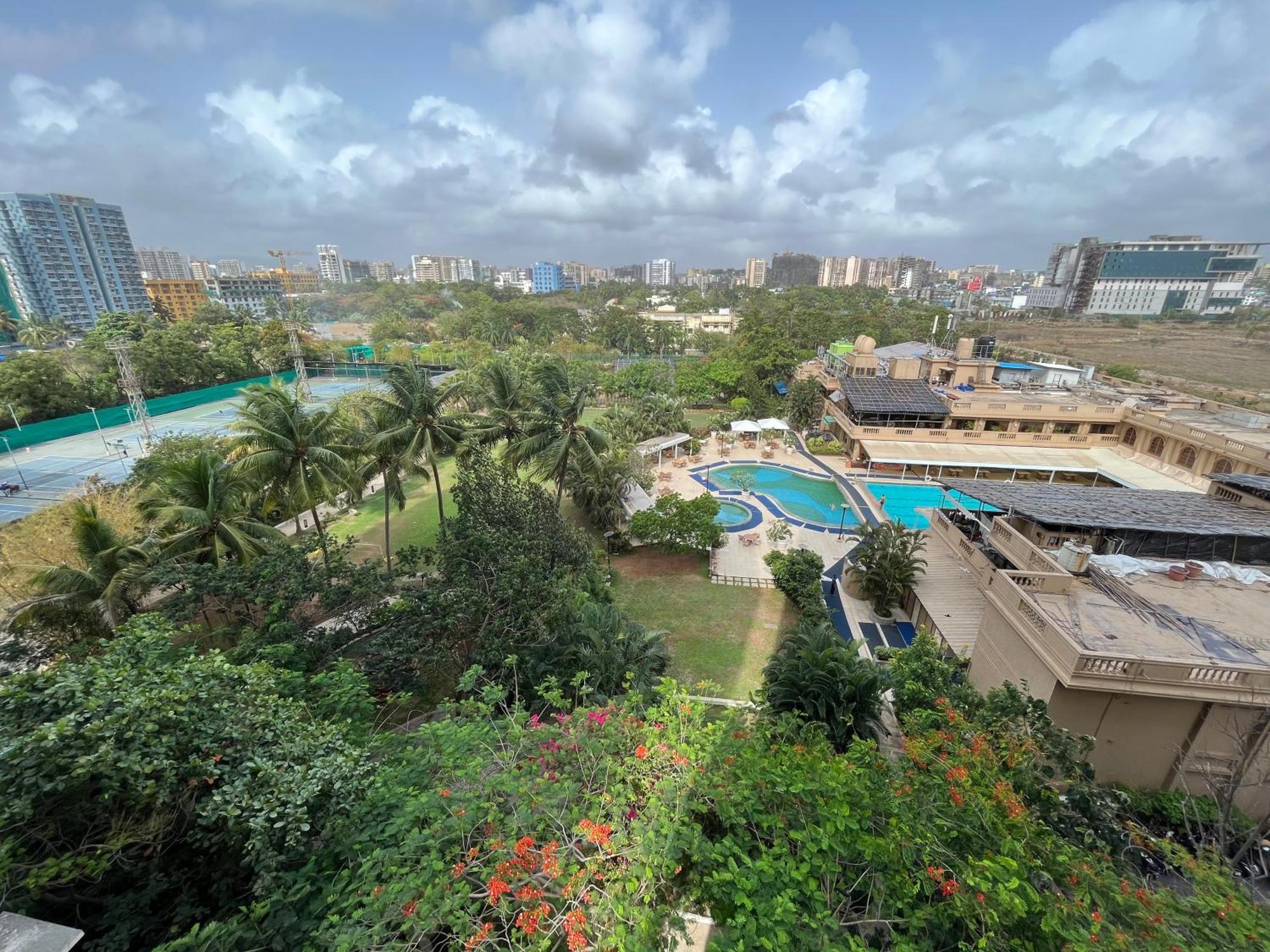 Shared Room In Apartment Building In Upper Juhu Mumbai Exterior photo